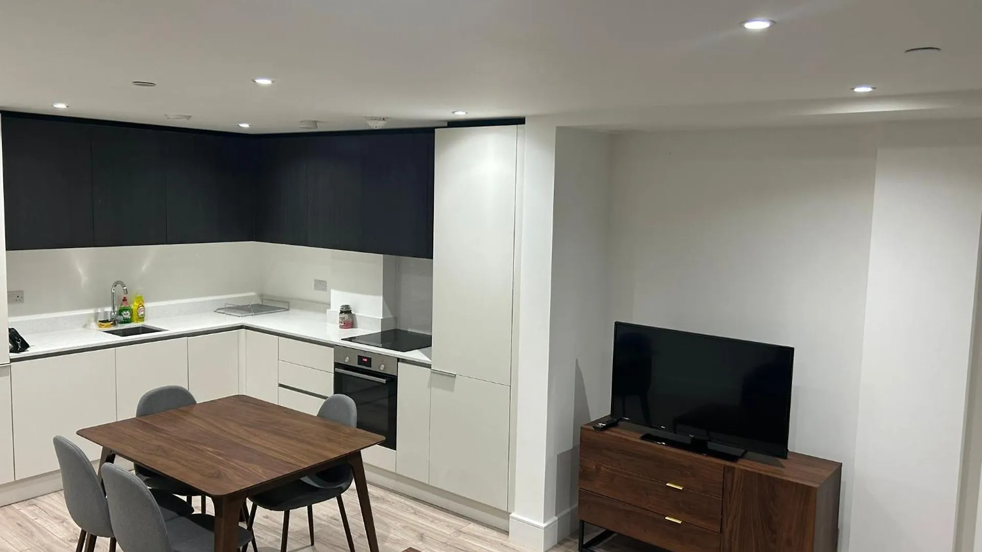 Spacious 2 Bed Ilford London