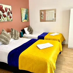  Apartment Ensuite With Small Kitchenette, Private Bathroom And Parking